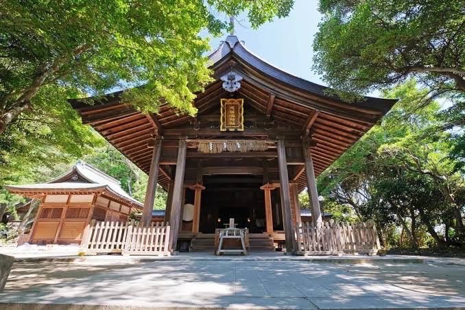 伝統と自然が調和する社殿の佇まい